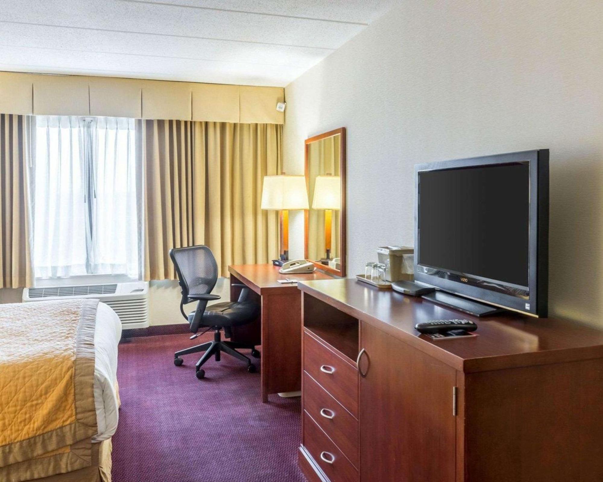 Clarion Hotel Somerset - New Brunswick Buitenkant foto
