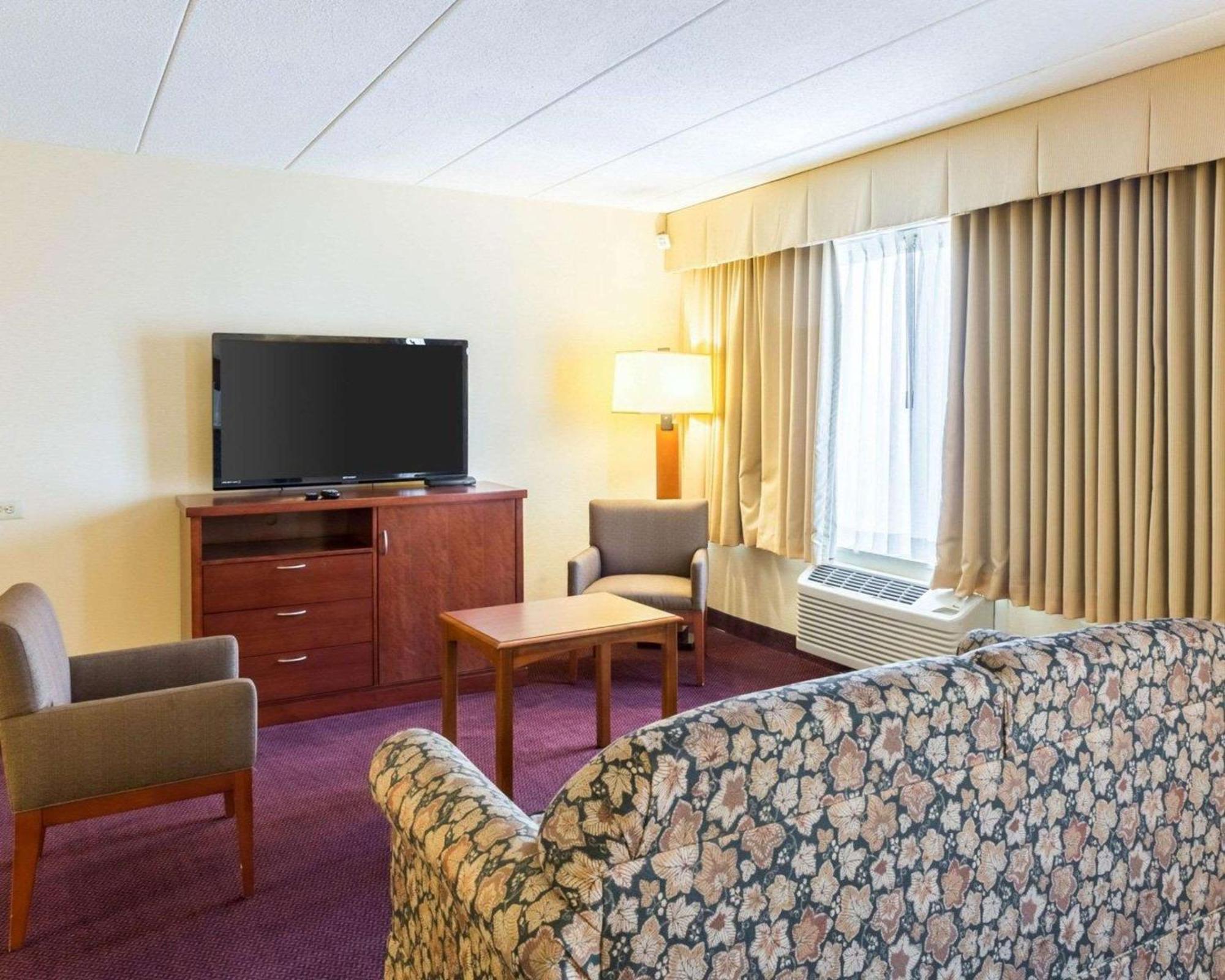 Clarion Hotel Somerset - New Brunswick Buitenkant foto